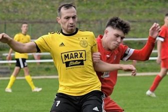 Lößnitz schielt gen Mittelfeld - Die Lößnitzer um Luis Bürger (r.) - hier gegen Titelfavorit Rabenstein - sind dieses Wochenende beim Letzten gefordert.
