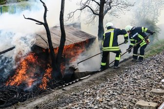 Lößnitz: Schuppenbrand - Bahnstrecke gesperrt - 