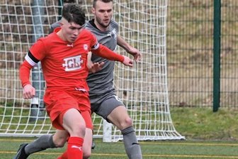 Lößnitz stoppt Negativserie - Der Lößnitzer Zweifach-Torschütze Luis Bürger schirmt in dieser Szene den Ball gegen Rapid-Spieler Nick Röthling ab. Der FCL hat dank eines 4:1-Heimsiegs vorerst in die Erfolgsspur zurückgefunden. 