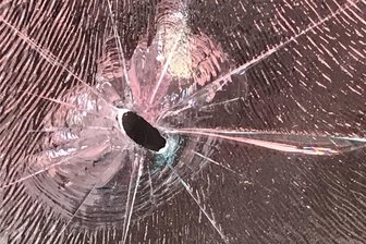 Lößnitz: Zum dritten Mal Scheibe in Buswartehäuschen zerstört - An einem Buswartehäuschen inLößnitz ist erneut eine Scheibe zerstört worden.