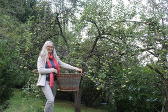 Lößnitzer Apfelmarkt sucht Äpfel für Saft und Riesenkuchen und macht ein Angebot - Anja Markert vom Lößnitzer Apfelprojekt wird in Kürze Äpfel ernten. Die werden beim zweiten Apfelmarkt in Lößnitz zu Saft gepresst.
