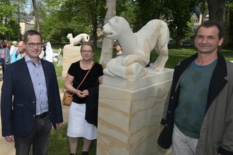 Lößnitzer Berglöwen sind zurück im Revier - Bürgermeister Alexander Troll (links), Architektin Angelika Kern und Steinbildhauermeister Marcus Faust vor den Berglöwen. 