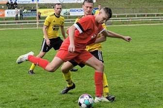 Lößnitzer düpieren Spitzenreiter - Der FC Lößnitz - hier Zweifachtorschütze Luca Groß am Ball - hat sich gegen Spitzenreiter Handwerk Rabenstein durchgesetzt.