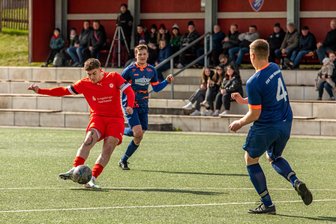 Lößnitzer Fußballer schaffen Klarheit und blicken optimistisch in die Zukunft - Beim FC Lößnitz hat man sich nach schwierigen Jahren neue Ziele gesetzt. Ein Puzzlestück könnte der Aufstieg der zweiten Mannschaft um Nick Steg (am Ball) sein, dem verbliebenen Männerteam der Muhmekicker.