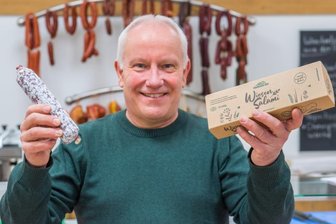 Lößnitzer holen Preisgeld mit Öko-Ideen - Bernd Schmitt, Vorstandsvorsitzender der Agrargenossenschaft Lößnitz/Stollberg, mit der prämierten Wiesensalami, deren Herstellung als ressourcenschonend und umweltfreundlich gilt. 