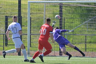 Lößnitzer landen Big Point im Aufstiegsrennen der Fußball-Kreisliga - Diesen Ball des Lößnitzers Paul Bunge im roten Trikot konnte der Lauterer Keeper Adrian Weinert nicht halten.