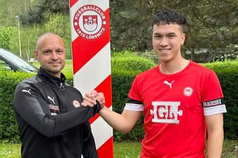 Lößnitzer Landesliga-Kicker stehen gegen Primus unter Druck - Mit Toni Galscher (r.) präsentiert der FC Lößnitz den ersten Neuzugang für die kommende Saison. Trainer Heiko Junghans freut sich auf den jungen Mittelfeldspieler.