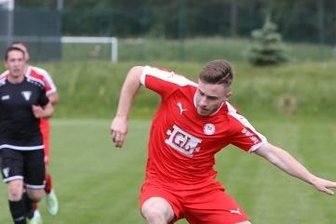 Lößnitzer machen den Klassenerhalt perfekt - Iven Löffler (r.) und der FCL liefen dem Team von Dresden Striesen mehrfach davon. 