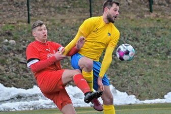 Lößnitzer Moral wird nicht belohnt - Luca Groß (l.), hier gegen Tauchas Kevin Schiller, brachte die Lößnitzer Hoffnungen auf einen Punktgewinn mit seinem Treffer zum 1:3 zurück. Am Ende musste sich der FCL aber 2:4 geschlagen geben.