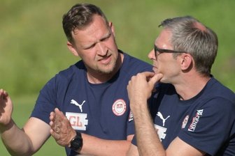 Lößnitzer peilen nächste Runde an - Feilen auch für das nächste Pokalspiel an einer guten Taktik: das Lößnitzer Trainer-Gespann Enrico Kern (l.) und Tomasz Kos. 