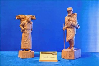 Lößnitzer Schnitzer wollen Rätsel um alte Figuren lösen - Auf der Unterseite dieser zwei Holzfiguren ist ein "MM" vermerkt. Steht das für Max Müller als Schöpfer? Daran gibt es Zweifel. 