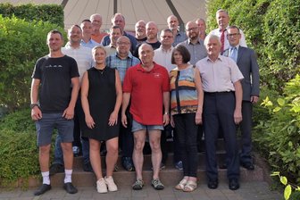 Lößnitzer Stadtrat: Linker wählt keine „Freien Sachsen“ - Der neue Stadtrat von Lößnitz. Erste Reihe (von links): Clemens Liebscher, Christin Georgi (beide Muhme vereint), Andreas Voß (SPD), Barbara Schöberl (CDU), Matthias Henke (Freie Sachsen). Zweite Reihe: Martin Heeg (Muhme vereint), Willi Kreutel (FV Affalter), Robert Häußler (Muhme vereint), Bürgermeister Alexander Troll (CDU). Dritte Reihe: Heiko Richter (Freie Sachsen), Lars Troll, Uwe Kaufmann (beide Muhme vereint), Frank Dittrich (Linke), Lutz Hahn (CDU). Vierte Reihe: Gottfried Schüller (CDU), Carsten Vogel (FV Affalter), Werner Kraus (Freie Sachsen), Dandy Neubert, Michael Andrä (beide CDU).