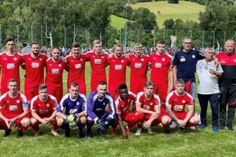 Lößnitzer stapeln vorerst tief - Der FC Lößnitz startet diesen Sonntag mit neuem Trainergespann in die Saison 2021/22. Unter den Fittichen von Enrico Kern (l.) und Tomasz Kos (hintere Reihe 4. v. r.) - beide ehemals Fußballprofis unter anderem beim FCE Aue - will sich das Team einmal mehr in der Liga behaupten. 