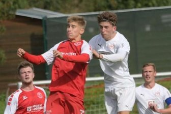 Lößnitzer Talfahrt geht vorerst weiter - Die Lößnitzer um Paul Tittmann (r.) - hier im Kopfballduell mit Benjamin Schiller - unterlagen zuhause gegen Kamenz. 
