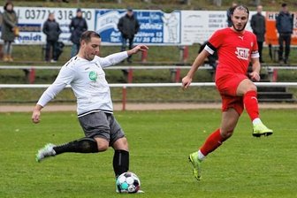 Lößnitzer treten im Abstiegskampf auf der Stelle - Nico Seifert (rechts) kann hier die Flanke seines Gegners nicht verhindern. Der Lößnitzer traf im ersten Durchgang die Latte. 