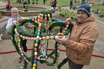 Lößnitzer wecken Stadtpark aus dem Winterschlaf - Christin Georgi (l.) und Andre Eibisch von den Parkputzern mit der Osterkrone.