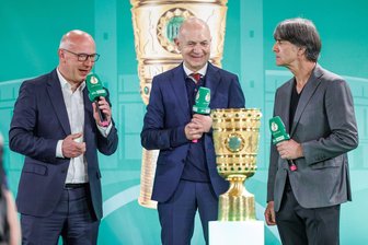 Löw sieht geringe Chancen für Rückkehr als Trainer - Ex-Bundestrainer Joachim Löw (r) bei der Übergabe des DFB-Pokals für das Finale in Berlin.