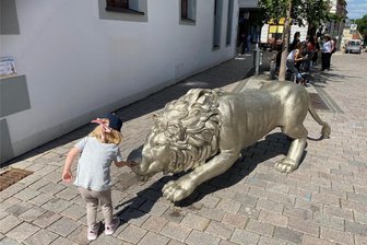 Löwe am Rathaus in Freiberg: Wo ist die Maus? - Der Löwe vor dem Freiberger Rathaus hat keine Maus. Und das hat einen Grund.
