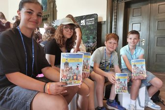 Löwe, Maus und nackte Leute: Chemnitz hat jetzt einen Rathaus-Guide für Kinder - Maja, Anna, Emil und Jordei (v.l.) präsentieren im Chemnitzer Rathaus den Rathaus-Guide.
