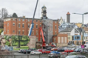 Löwe wacht an Auerbachs neuer Rathaus-Fluchttreppe - Auerbach/V. Mit der Montage der transparenten Hülle erreichen die Arbeiten für die neue Fluchttreppe am Rathaus Auerbach die Zielgeraden: Diese Hülle ist ein Stahlnetz, auf dem Auerbachs Stadtwappen mit dem Löwen sichtbar ist. Die Bauarbeiten für den aus Gründen des Brandschutzes erforderlichen zweiten Fluchtweg hatten Ende 2022 mit der Montage der stählernen Rettungstreppe, gefertigt im Stahl- und Anlagenbau Schädlich Stützengrün, begonnen. Rund 388.000 Euro kostet die aus Stadtumbau-Fördermitteln bezuschusste Baumaßnahme, an der vier Firmen aus der Region beteiligt sind. (how)
