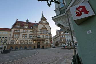 Löwen-Apotheke in Werdau schließt: Linken-Sprecherin kritisiert Koalition - Die Löwen-Apotheke auf dem Markt gegenüber dem Rathaus in Werdau schließt am Samstag.