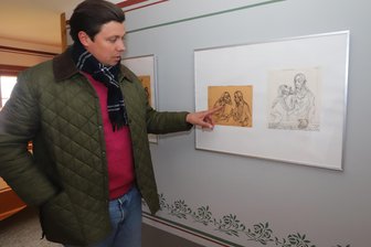 Löwengrube und Kreuzigung: Neue Ausstellung in Großschirma zeigt Szenen aus der Bibel - Großschirmas Pfarrer Justus Geilhufe in der Ausstellung von Klaus Drechsler.