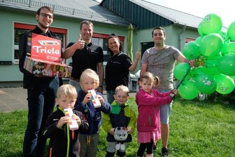 "Löwenzahn"-Kinder räumen Preise gleich im Doppelpack ab - Über eine satte Geldprämie und 24 Triloas freuten sich gestern die Mädchen und Jungen der Kita "Löwenzahn". Hinten (von links) Florian Stark von der Mundharmonikafabrik C. A. Seydel Söhne, Marcus Dörfelt und Isabelle Rauschenbach, beide von Startcraft Batterien Zwickau, sowie Kita-Leiter Dominik Völker. 