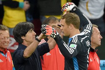 Löws WM-Klartext zum Neuer-Comeback, Sané und Rüdiger - Manuel Neuer (r) war in der Amtszeit von Bundestrainer Joachim Löw immer die Nummer eins im Tor. (Archivbild)
