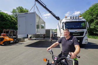 Logistik-Chef beim MotoGP am Sachsenring: Ein Job für starke Nerven - Die Vorbereitungen für den MotoGP am Sachsenring 2024 laufen auf vollen Touren. Logistik-Chef Marcel Viertel ist dafür zuständig, dass am Ende alles am rechten Fleck steht, Gefahrenpotenzial minimiert wird und sich die Fans rundum wohl fühlen können.