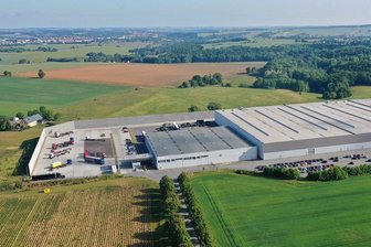 Logistikhalle in Schönfels: Verwaltungsgericht prüft Anwohner-Klage - Die Logistikhalle in Schönfels ist zum Fall für das Verwaltungsgericht Chemnitz geworden. Das soll die Baugenehmigung prüfen. 