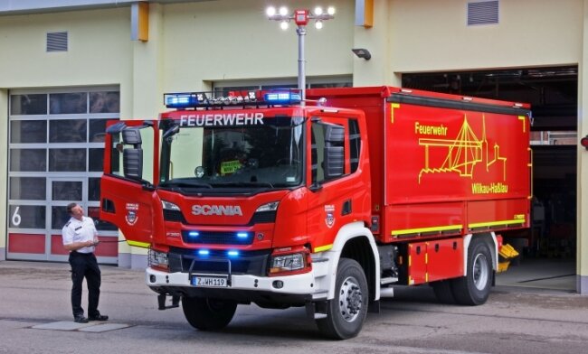 Logistikwagen für Stadtfeuerwehr - Stadtwehrleiter Christian Paschen bei der Vorstellung des neuen Logistik-Fahrzeuges der Feuerwehr Wilkau-Haßlau. 
