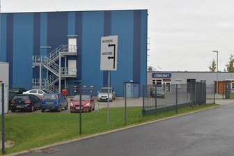 Logistikzentrum an der A4 in Siebenlehn wächst - Eine weitere Halle will das Unternehmen Cyberport an der B 101 in Siebenlehn errichten. Die Gebäudehöhe soll laut einem Firmenvertreter ebenfalls zwölf Meter betragen - auch um einen Schallschutz zur nahegelegenen Wohnbebauung zu gewährleisten. 