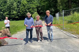 Lohese-Uhlig-Steig: Neuer Wanderweg in Chemnitz bringt Menschen zusammen - Baubürgermeister Michael Stötzer, Corina Krug vom Bürgerverein und Ortsvorsteher Marko Gerlach weihen den neuen Wandersteig ein.