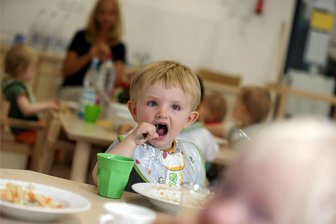 Lohnkonflikt bei Vielfalt-Menü: So spüren Kitakinder in Freiberg den Streik beim Essen - Mittagessen ist für die Jüngsten wichtig: Derzeit aber gibt es in manchen Freiberger Kitas nur eine eingeschränkte Versorgung.