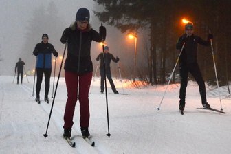Loipe in Grünbach gewalzt - In Grünbach wurde die Loipe gewalzt. Nachts ist sie wochentags bis 20 Uhr, donnerstags bis 21 Uhr, beleuchtet. 