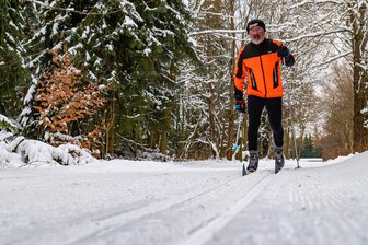 Loipen-Paradies Erzgebirge: Wohin sich ein Ausflug lohnt - Die Schwartenbergloipe, hier in der Nähe von Bad Einsiedel, ist auf Strecken von 2, 3, 5, 10 und 12 Kilometern Länge befahrbar.