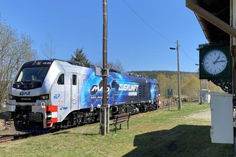 Lok auf Testfahrt im Vogtland unterwegs - Eine Lok vom Typ Eurodul 215-208 war am Dienstag auf Testfahrt im Vogtland unterwegs und stoppte kurz in Gunzen.