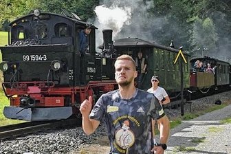 Lok gegen Läufer: Weltmeister Eric Frenzel bei verrücktem Wettbewerb nur Zweiter - Sören Guder hat kurz vor Schmalzgrube zusammen mit Eric Frenzel (hinter ihm) die Maschine erreicht und überholt.