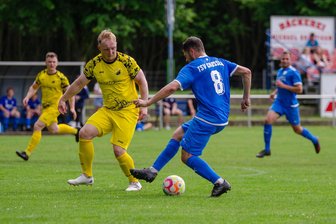 Lok Glauchau-Niederlungwitz gegen SG Schönfels: Zehn Fragen und Antworten zum Endspiel um den Fußball-Kreispokal - Felix Ludwig (links) und der SV Lok Glauchau-Niederlungwitz wollen den Schwung vom jüngsten Liga-Auswärtssieg beim TSV Crossen mit ins Pokalfinale nehmen.