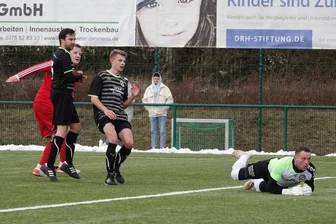 Lok hängt die Gäste schon vor der Pause ab - Hoffnungsvolle Blicke beim Zwickauer Stürmer Luke-Leon Neuper (Zweiter von links), bange Blicke bei Gäste-Torwart Sebastian Schubert (rechts) und den Abwehrspielern. Bereits nach 18 Minuten heißt es 2:0. 