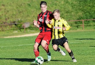 Lok kommt schnell in Fahrt - Mit dem klaren Heimerfolg über Schneeberg konnten die Kicker des ESV Lok Zwickau (hier Nick Krämer/links im Zweikampf mit dem Schneeberger Moritz Lorenz) den dritten Tabellenplatz behaupten.