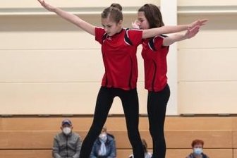 Lok-Starter punkten für Meisterschaft - Lene Tuchscherer und Emma Köhler im "Sattellenkerstand/Sattelstand". 