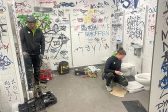 Lok streckt dem FSV Zwickau die Hand zur Versöhnung aus: Leipziger Sponsor schickt Reparaturtrupp - Mitarbeiter des Leipziger Unternehmens am Mittwoch bei den Reparaturarbeiten im Sanitärbereich.