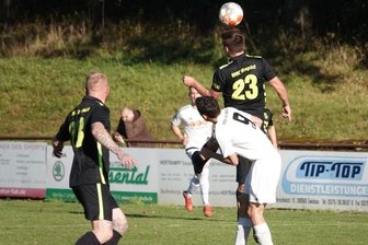 Lok Zwickau enttäuscht im Spitzenspiel - Der BSC Rapid - hier mit Alexander Hofmann im Kopfballduell mit David Günnel - war nicht nur in dieser Szene gegen Zwickau obenauf.