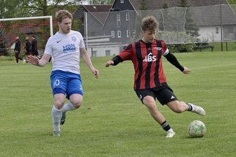 Lok Zwickau kann Verunsicherung gegen Neugersdorf nicht überspielen - Die beiden Zehner im Duell: Rechts der Zwickauer Kapitän Steven Melde und links der Neugersdorfer Torschütze Niklas Herrmann.