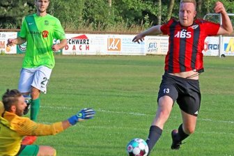 Lok Zwickau schon gut in Fahrt - Luke-Leon Neuper (rechts) und seine Mannschaftskameraden vom ESV Lok Zwickau sorgten im Strafraum des BSC Rapid Chemnitz immer wieder für Unruhe. Am Ende setzten sich die Zwickauer zu Hause mit 3:2 gegen die Chemnitzer durch, die immerhin in der abgelaufenen Saison ungeschlagen Meister der Landesklasse West geworden sind.