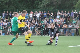 Lokalderby zugleich Spitzenduell: In Schönheide empfängt der Zweite den Ersten - Der Schönheider Tim Reinhold scheitert in dieser Szene in einem früheren Derby an der Eibenstocker Abwehr um Tobias Krauß und Keeper Thimo David (v. l.). Nun gibt es eine neue Auflage des Duells.