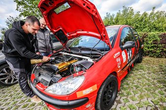 Lokalmatador gewinnt Rallyesprint-Premiere - Dominik Romainczyk und sein Beifahrer André Sommer sind mit den letzten Vorbereitungen beschäftigt.