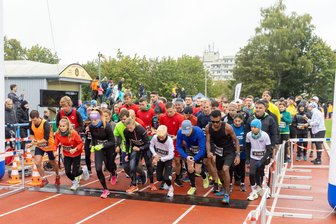 Lokalmatador hat beim Freiberger Herbstlauf die Nase vorn - Volles Haus trotz widriger Witterungsbedingungen: 521 Aktive kamen beim 41. Freiberger Herbstlauf ins Ziel. Im Bild der Start über die 5 km.