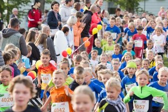 Lokalmatador jubelt zum vierten Mal - Für die jüngeren Starter befand sich die Gassenlaufstrecke traditionsgemäß auf dem Sportplatz und in dessen näherer Umgebung. 
